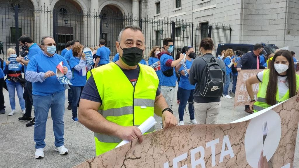 Joaquín, frente a los manifestantes al principio de la protesta.