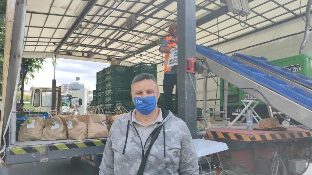 Raúl, frente a uno de los camiones de la manifestación.