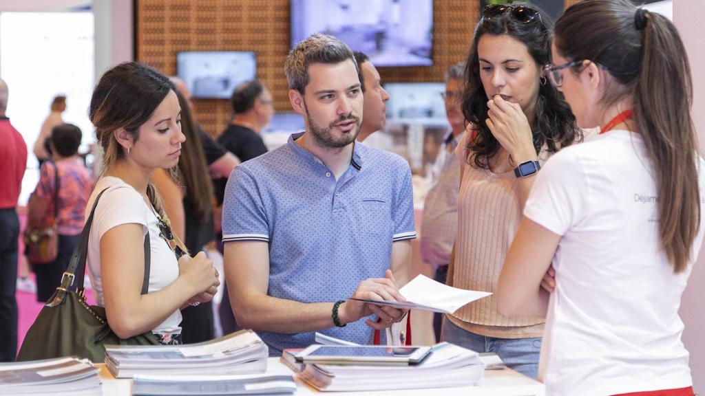 Imagen de unos visitantes en SIMA.