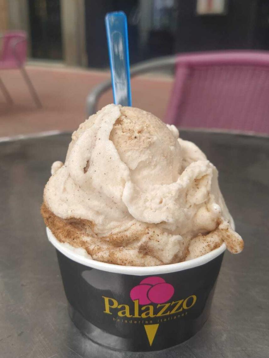 La tarrina de helado de Palazzo, que contiene una bola de avellana y otra de leche merengada.