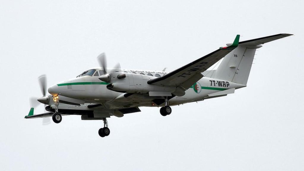 El avión turbohélice Super King Air B350 del Ejército del Aire de Argelia, con matrícula 7T-WRP, que este lunes ha aterrizado en Torrejón.