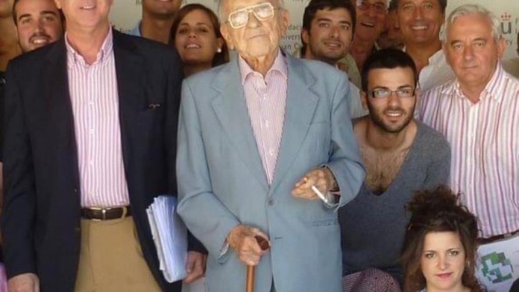 Ana Iris Simón (derecha), con Santiago Carrillo en unos cursos de verano de la universidad.