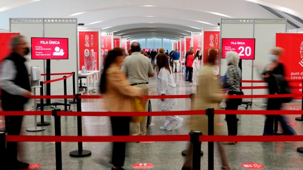 Cola de vacunación en Valencia.