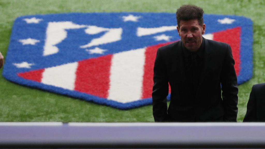 El 'Cholo' Simeone, con el escudo del Atlético de Madrid detrás suyo
