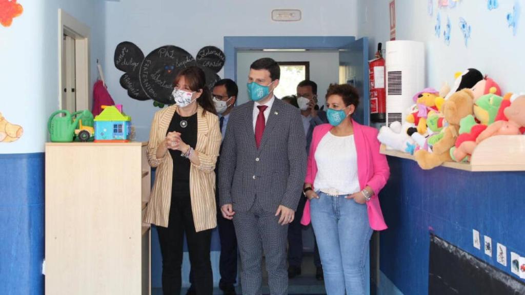 Blanca Fernández, a la izquierda, este lunes en Fuensalida (Toledo)