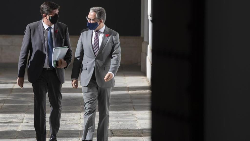 Juan Marín y Elías Bendodo en una imagen de archivo.