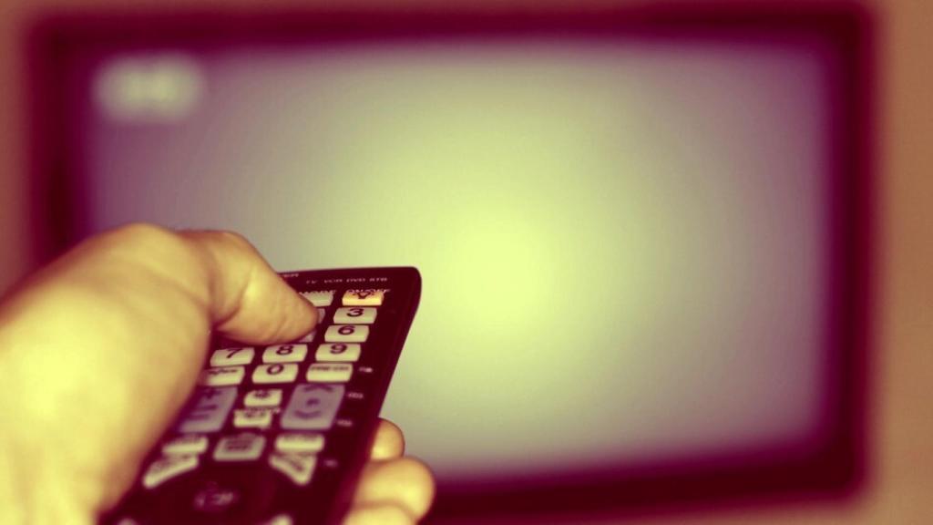 Un usuario apunta a una televisión con un mando a distancia.