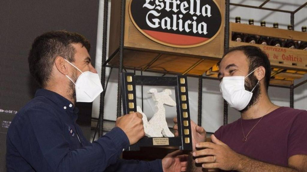 El cineasta Álvaro Gago, recoge un premio en la última edición del Festival de Cans.