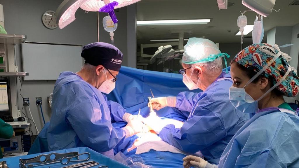 Doctores De Castro y García en quirófano en Vithas Vigo.