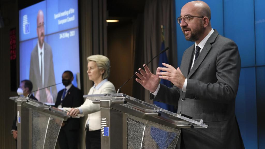 Ursula von der Leyen y Charles Michel, durante la rueda de prensa de este martes de madrugada
