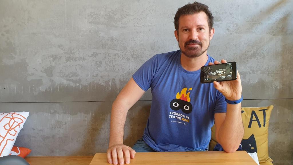 Ernesto Martín, con uno de los trabajos subidos a YouTube de la Trobada de Teatre Jove.