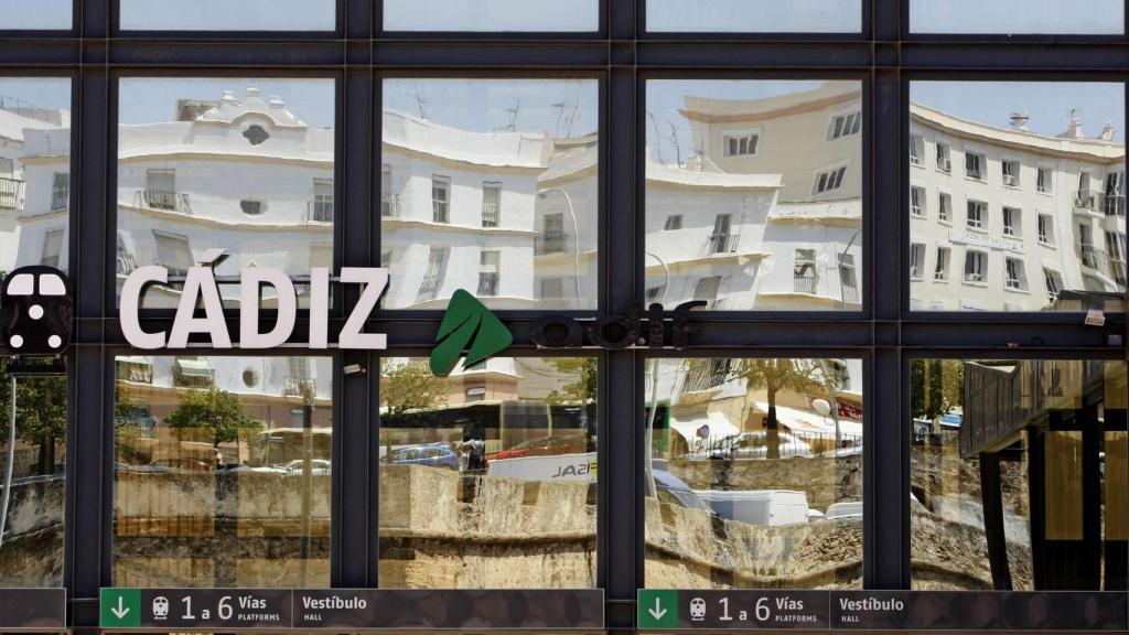 Fachada de la estación de Adif de Cádiz.