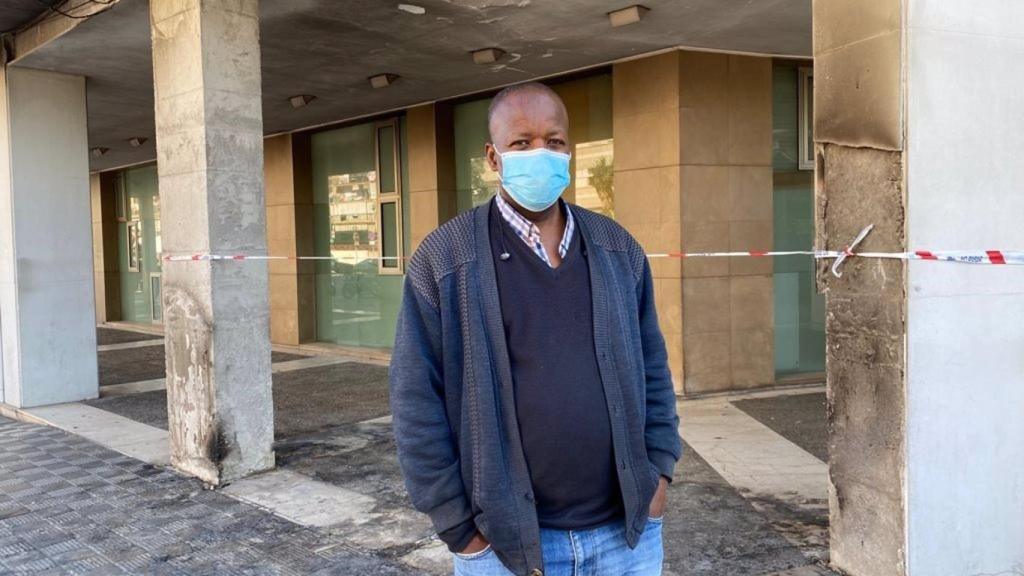 Jimy, un senegalés afincando en Sevilla en el lugar donde tenía su puesto que ha sido quemado.