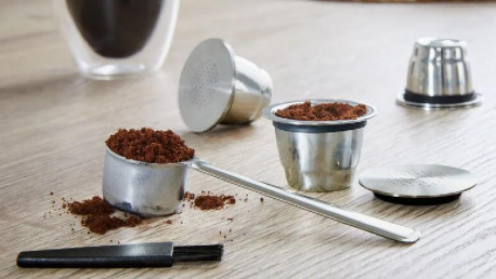 La cápsula de café reutilizable junto a sus accesorios.