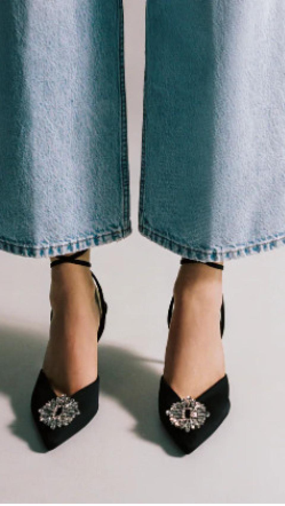 Los zapatos, en la web de Zara, donde ya se encuentran agotados.