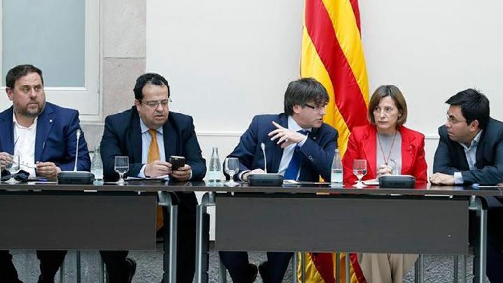 Oriol Junqueras, Joan Ignasi Elena, Carles Puigdemont, Carme Forcadell y Gerardo Pisarello, durante la reunión del Pacto Nacional por el Referéndum en 2017.