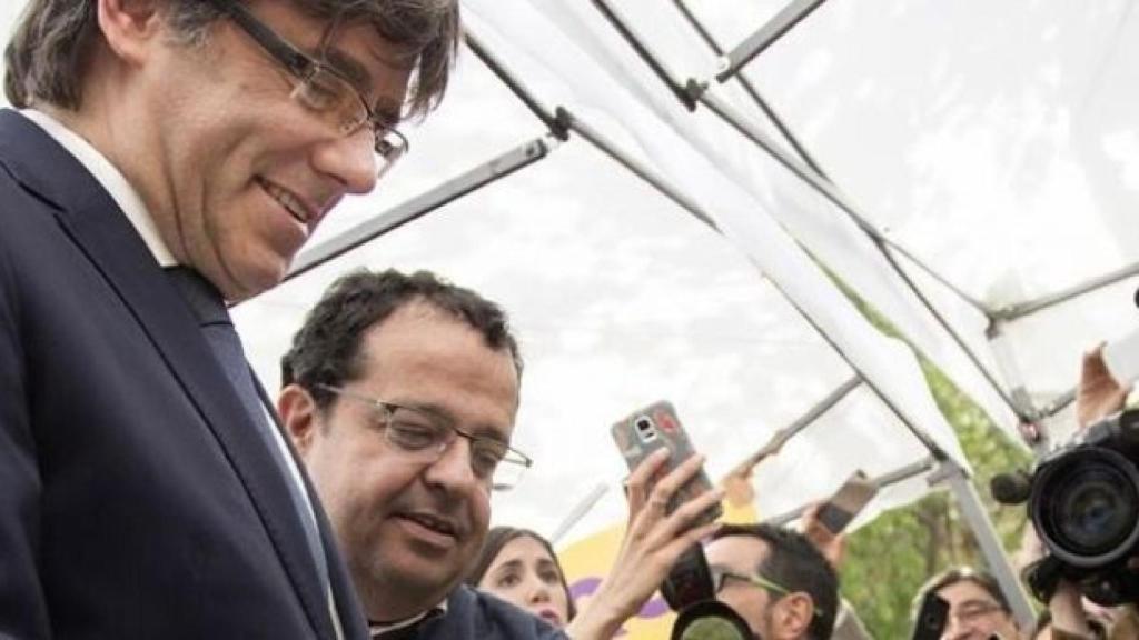 Carles Puigdemont visita la caseta del Pacto Nacional por el Referéndum, donde coincide con el coordinador general de la entidad, Joan Ignasi Elena, en 2017.