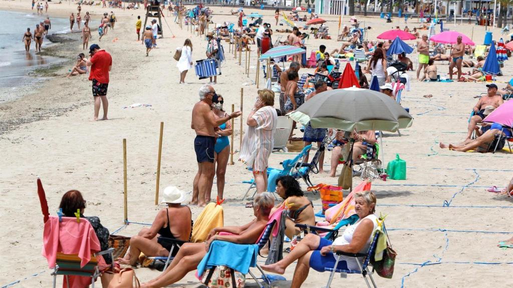 Turistas en la playa de Levante de Benidorm.