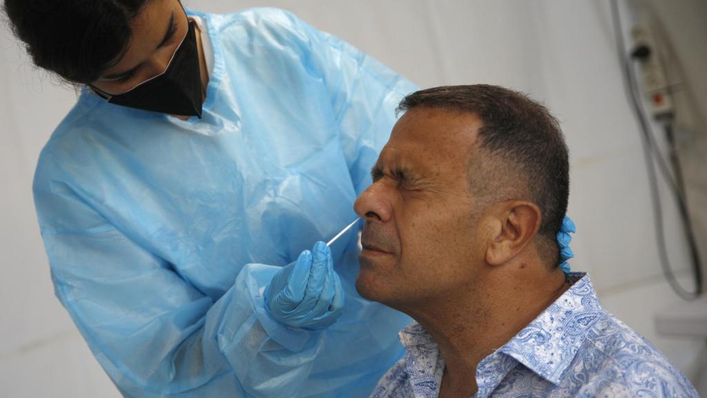 Un sanitario hace un test de antígenos en Can Milà (Barcelona).