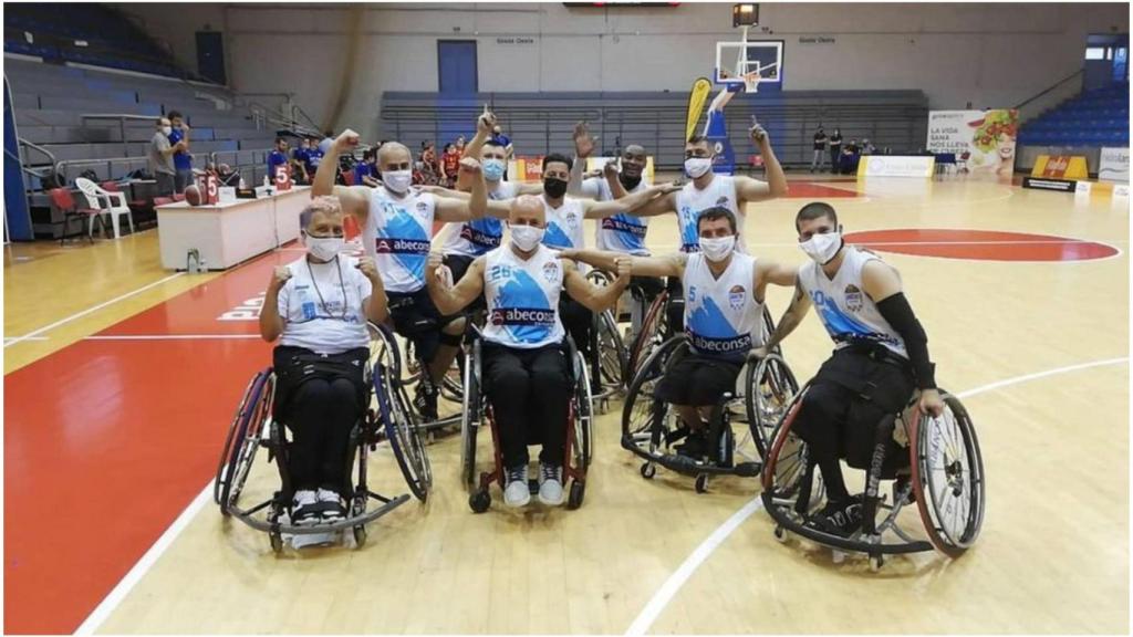 Los integrantes del equipo de baloncesto ferrolano en la cancha.
