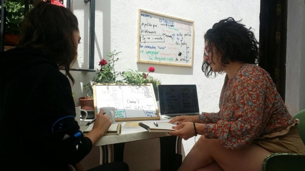 Alicia (a la derecha) con una alumna durante una clase de inglés