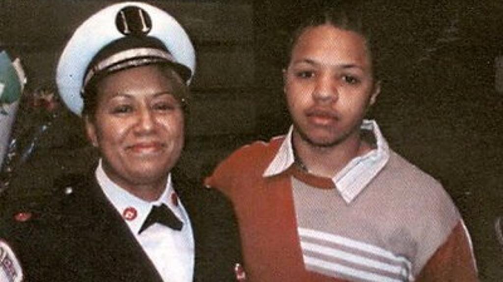 Annette Nance-Holt junto a su hijo