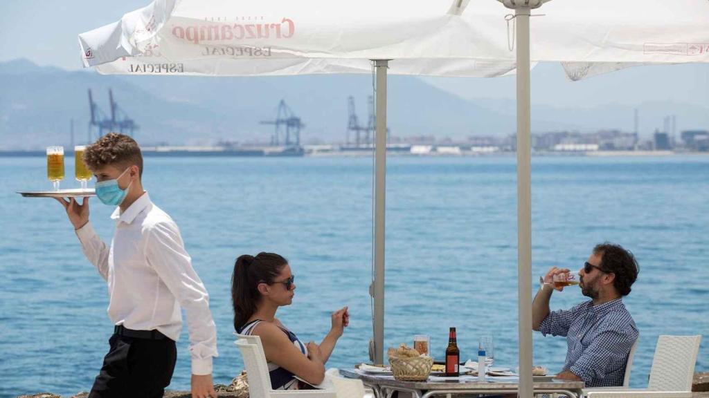 Clientes en una terraza, en imagen de archivo.