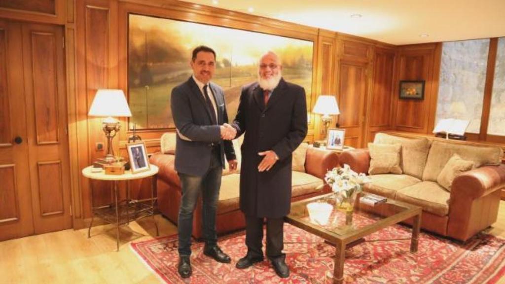 El presidente del parlamento de La Rioja, Jesús María García, y el delegado del Frente Polisario en la comunidad, Abdalahe Hamad.