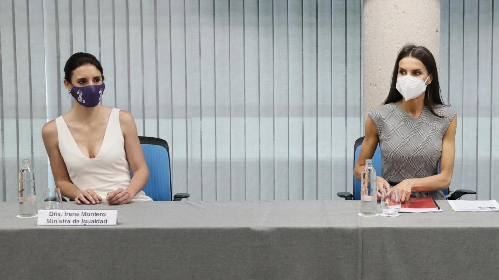 Letizia ha lucido los pendientes de oro de Gold&Roses y el anillo de Karem Hallam.