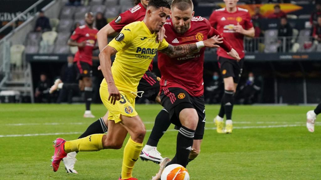 Luke Shaw intenta frenar el avance de Yeremi Pino