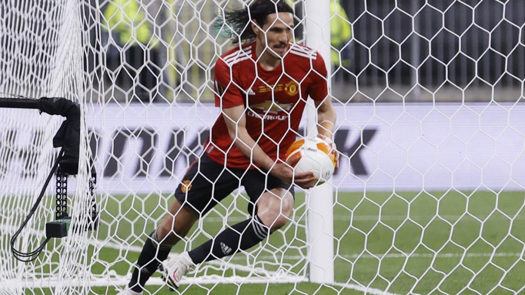 Edinson Cavani recoge el balón de la portería tras marcar el 1-1