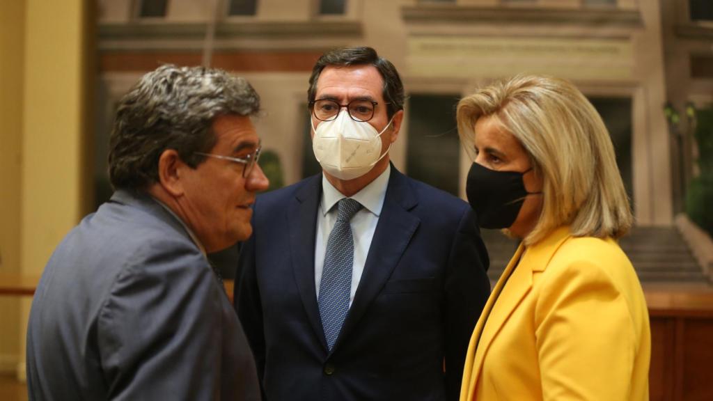 José Luis Escrivá con Antonio Garamendi y Fátima Báñez.