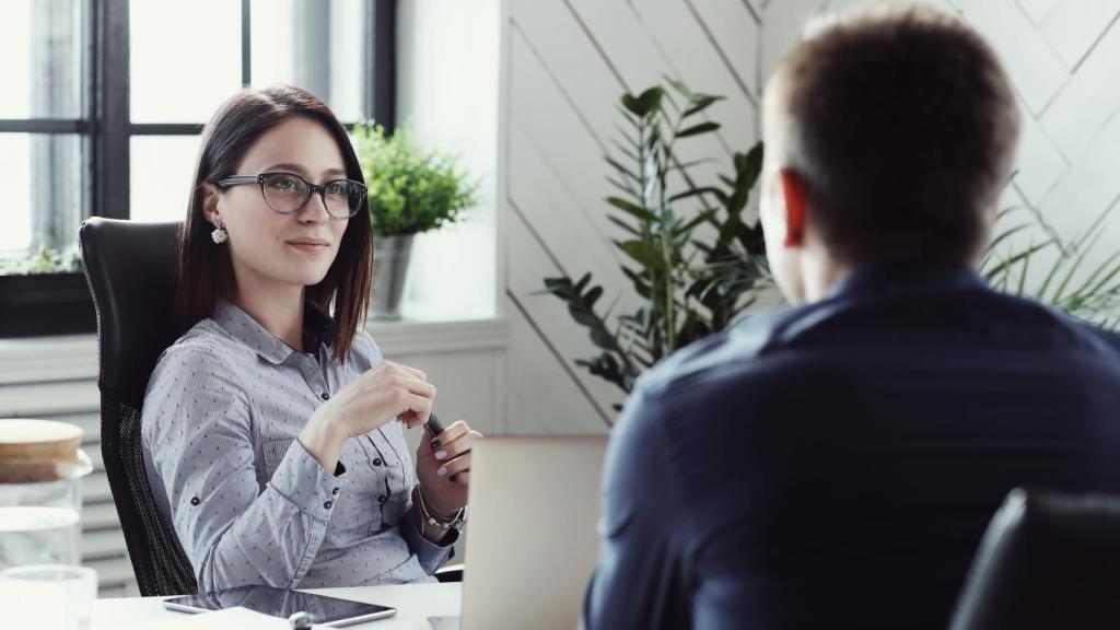 Una mujer en su despacho.