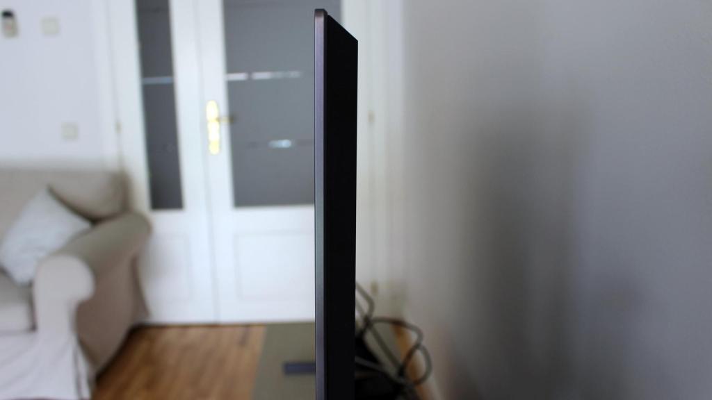 Es un televisor muy delgado, pensando para colgarlo en la pared.