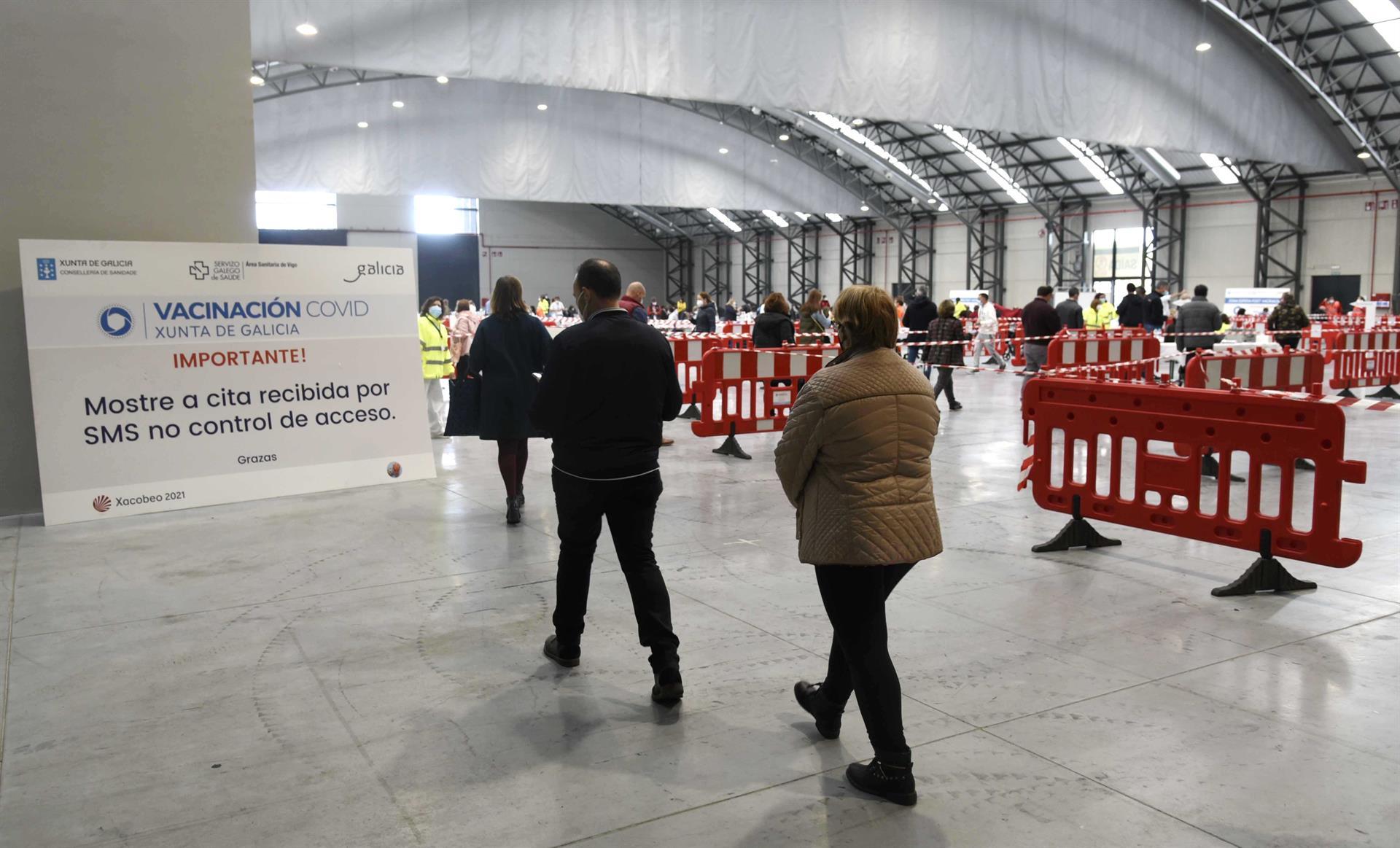 Varias personas acuden a la vacunación contra la Covid-19 en el Instituto Ferial de Vigo (Ifevi).