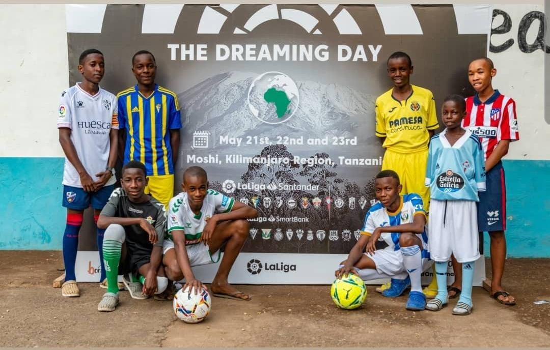 Los capitanes de los 8 equipos representador por La Liga.