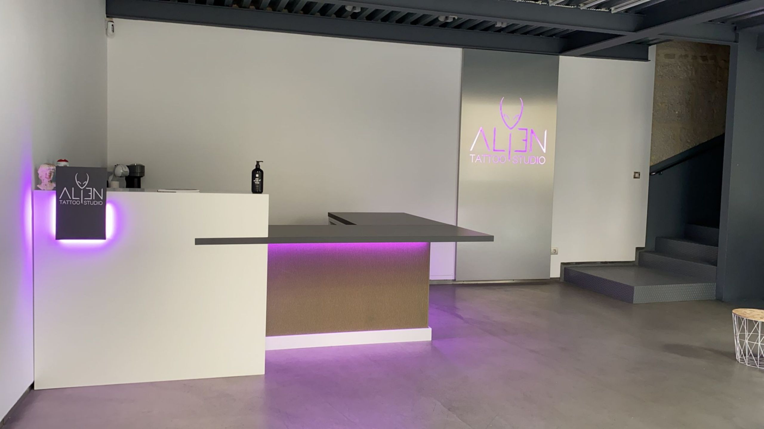 Interior de Alien Tattoo Studio.