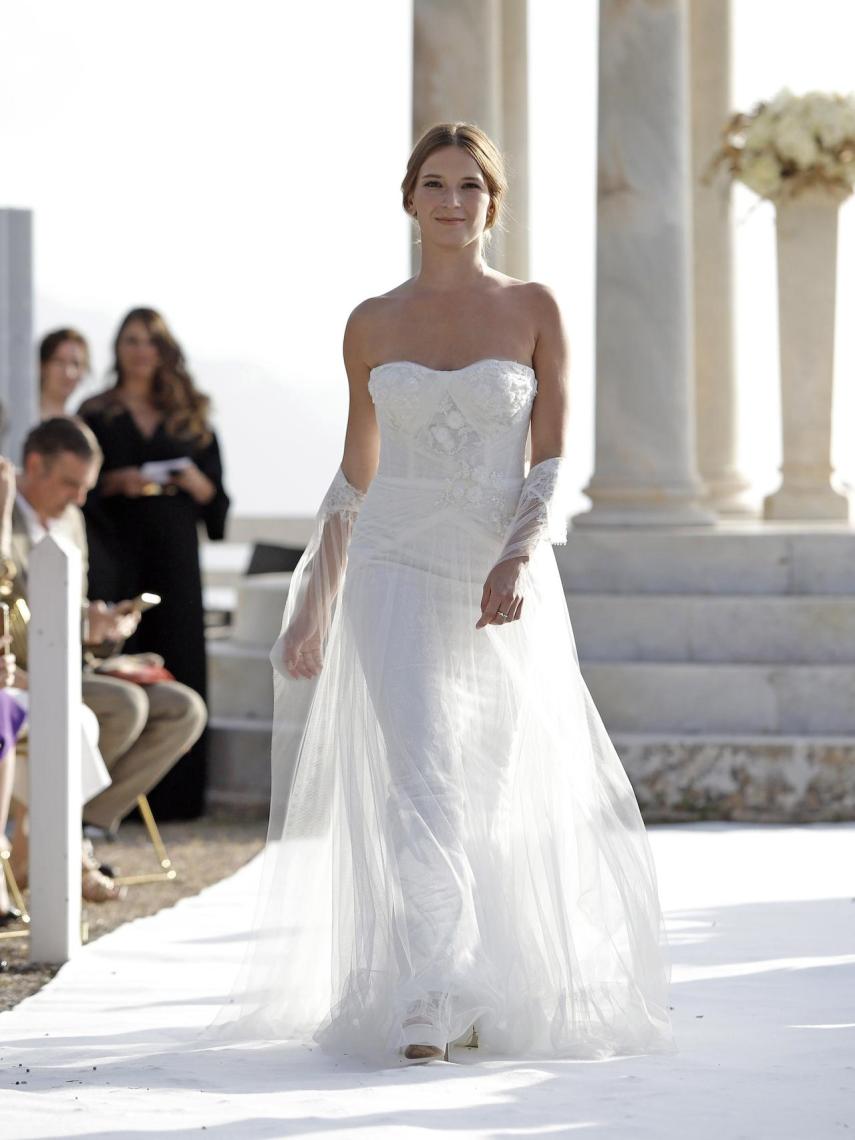 Yana Olina luce un vestido palabra de honor de Pronovias.