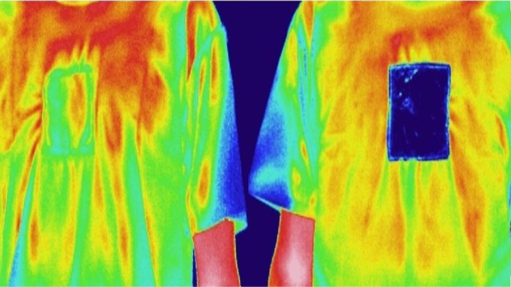 La camiseta reversible enfría (izquierda) y calienta (derecha)