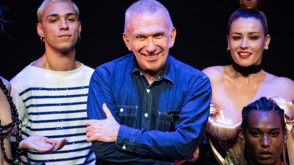 El diseñador junto a algunos modelos al final de uno de sus desfiles.