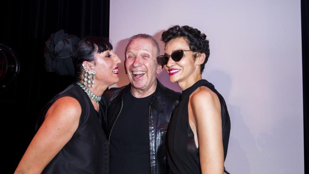 El creador, flanqueado por Rossy de Palma y Farida Khelfa.