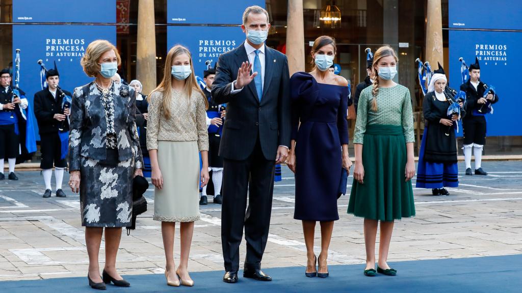 Los Reyes junto a sus hijas y la reina Sofía en los Premios Princesa de Asturias 2020.
