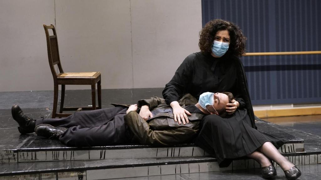 La ópera cuenta con Carolina González en el diseño de escenografía y Lorenzo Caprile en el diseño de vestuario.