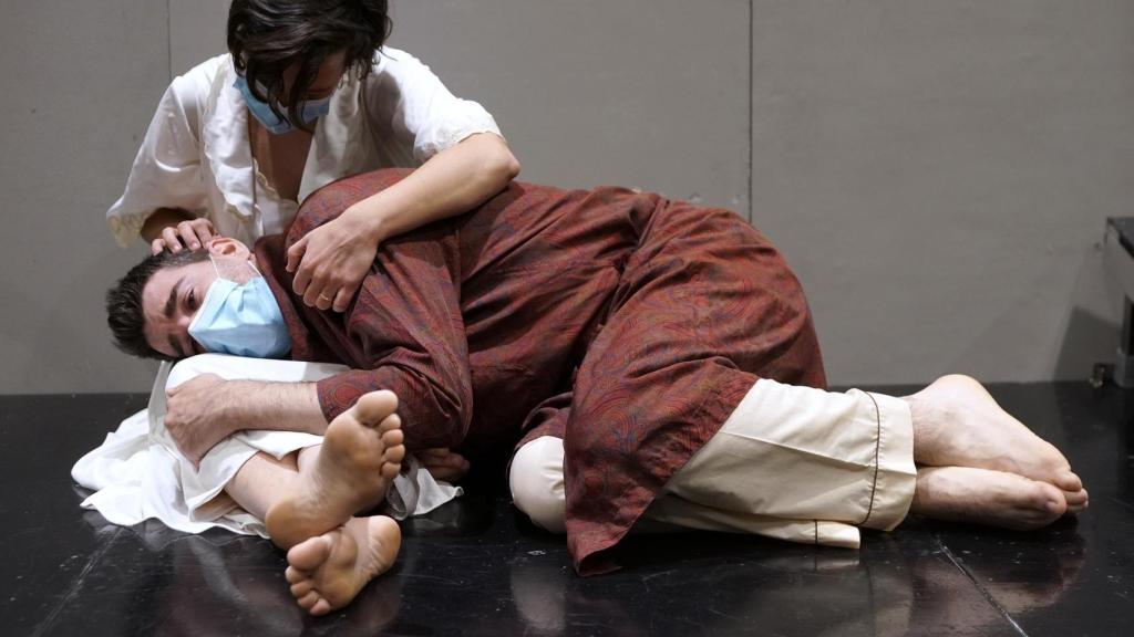 Tránsito es una ópera sobre el drama del exilio que profundiza en temas como la lealtad, la culpa o el abandono.