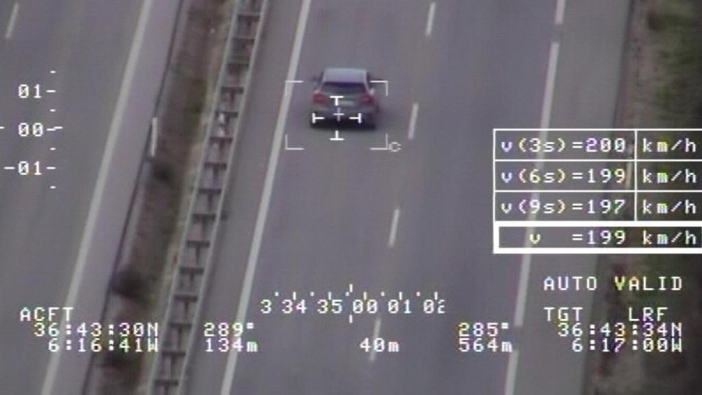 La DGT 'caza' a un coche que sobrepasa la velocidad máxima.