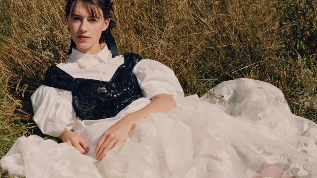 Una de las imágenes promocionales de la colección de Simone Rocha con H&M