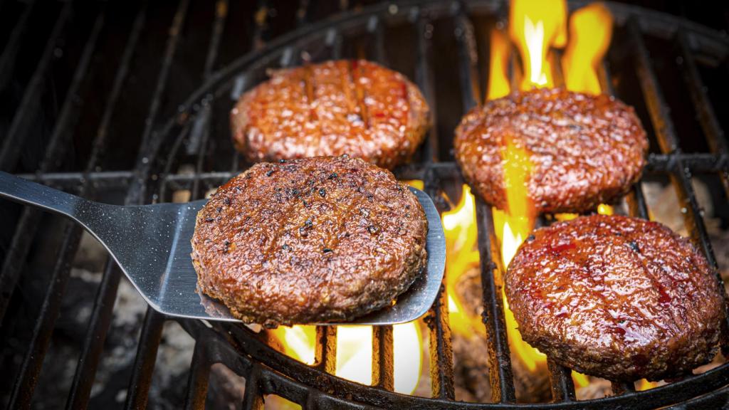 Heura burguer en una parrilla.
