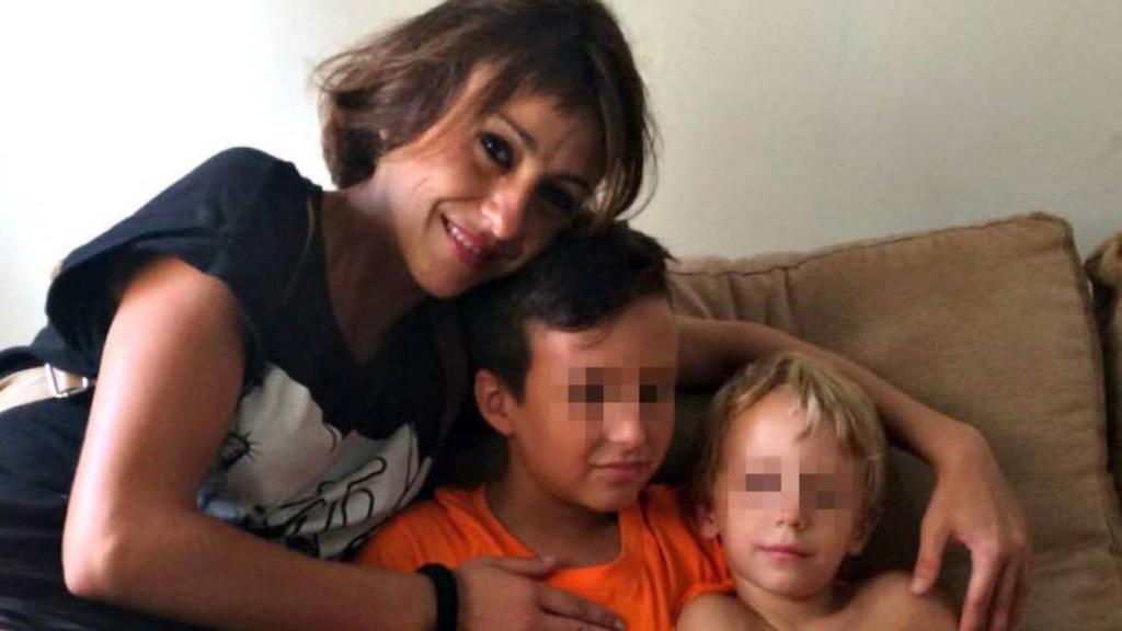 Juana Rivas, junto a sus hijos.