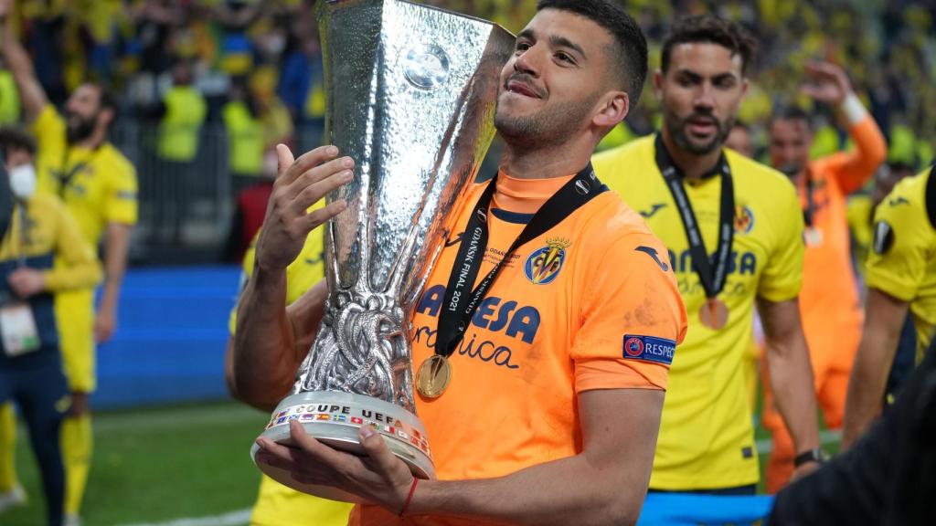 Geronimo Rulli, con el trofeo de la Europa League