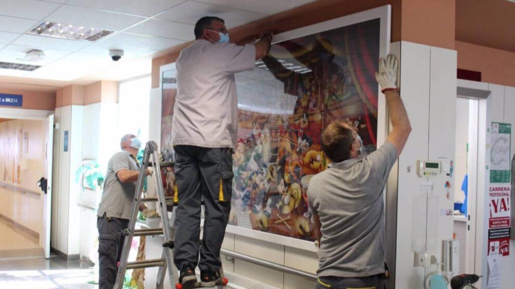 Instalación del puzzle solidario en el hospital de Villarrobledo (Albacete). Foto: Ayuntamiento